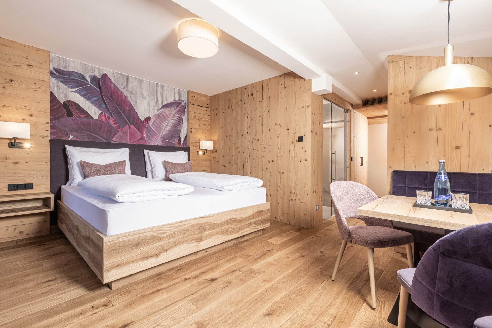 Ein Zimmer mit Holzwänden und einem Bett.