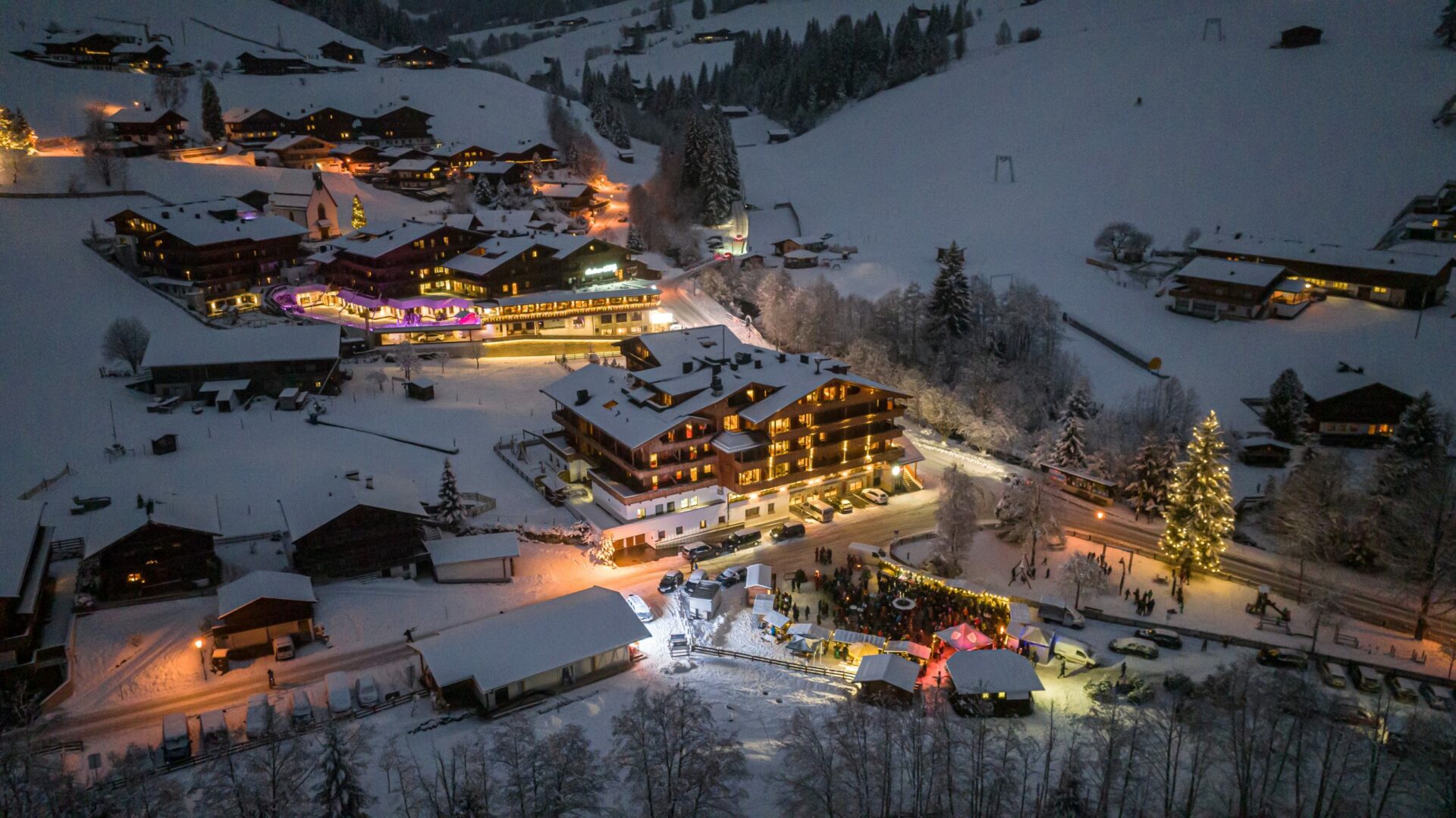Eine Luftaufnahme des Galtenberg Hotels bei Nacht im Winter.