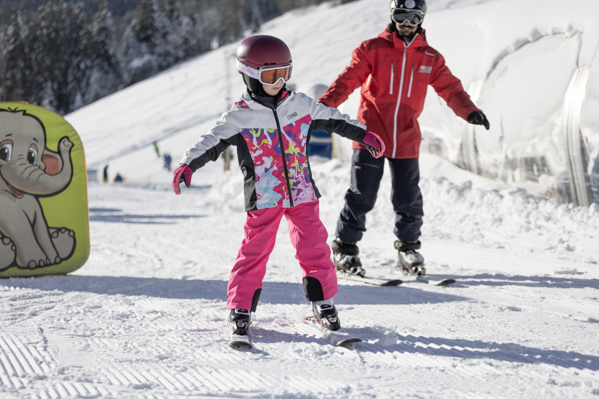 Impressionen eines jungen Mädchens auf Skiern.