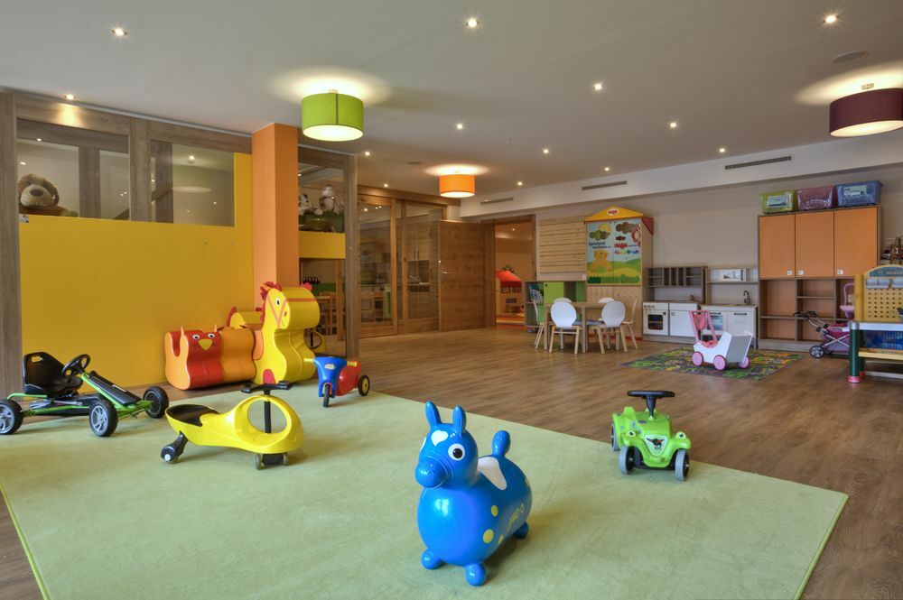 Ein farbenfrohes Kinderspielzimmer voller Spielzeug.