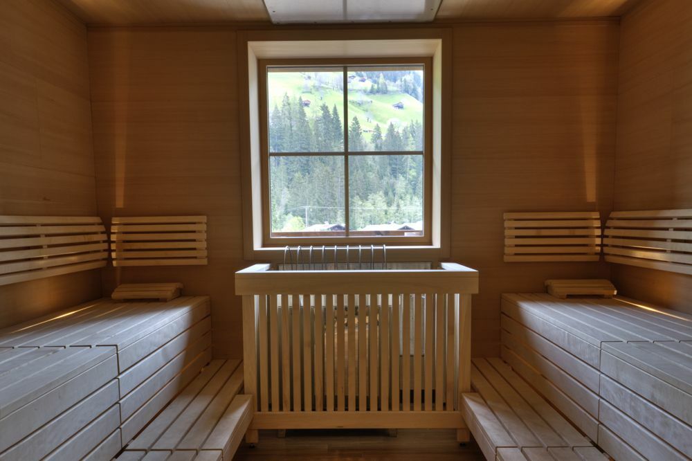 Eine hölzerne Saunakabine mit einem Fenster.