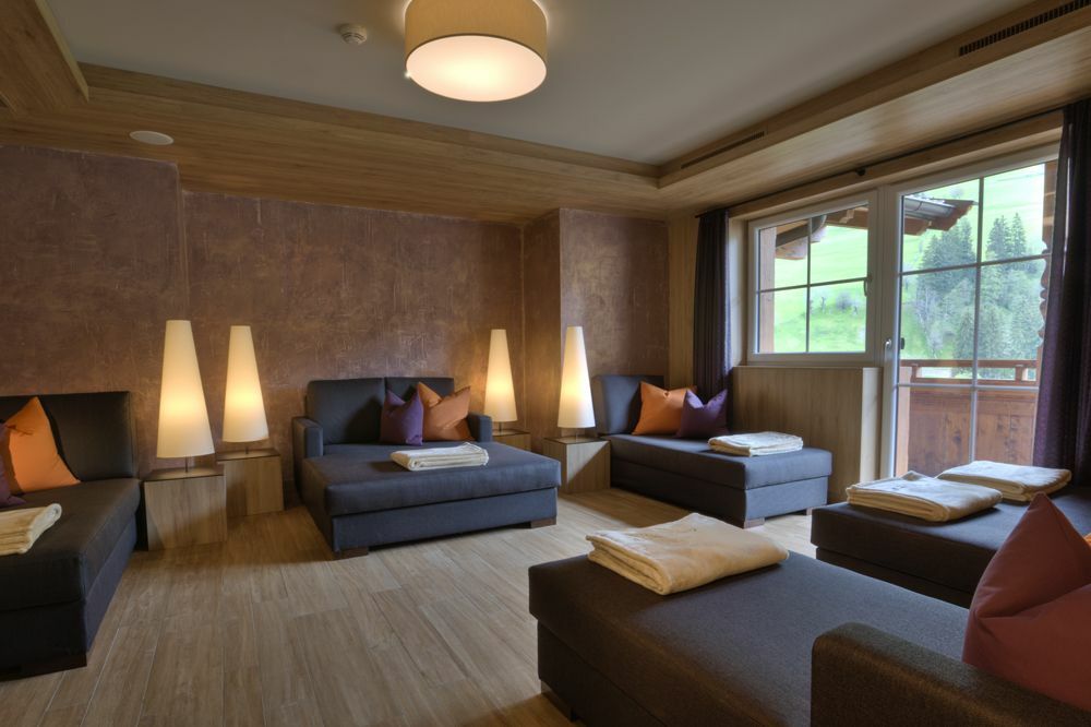 Ein Wohnzimmer mit gemütlichen Sofas.