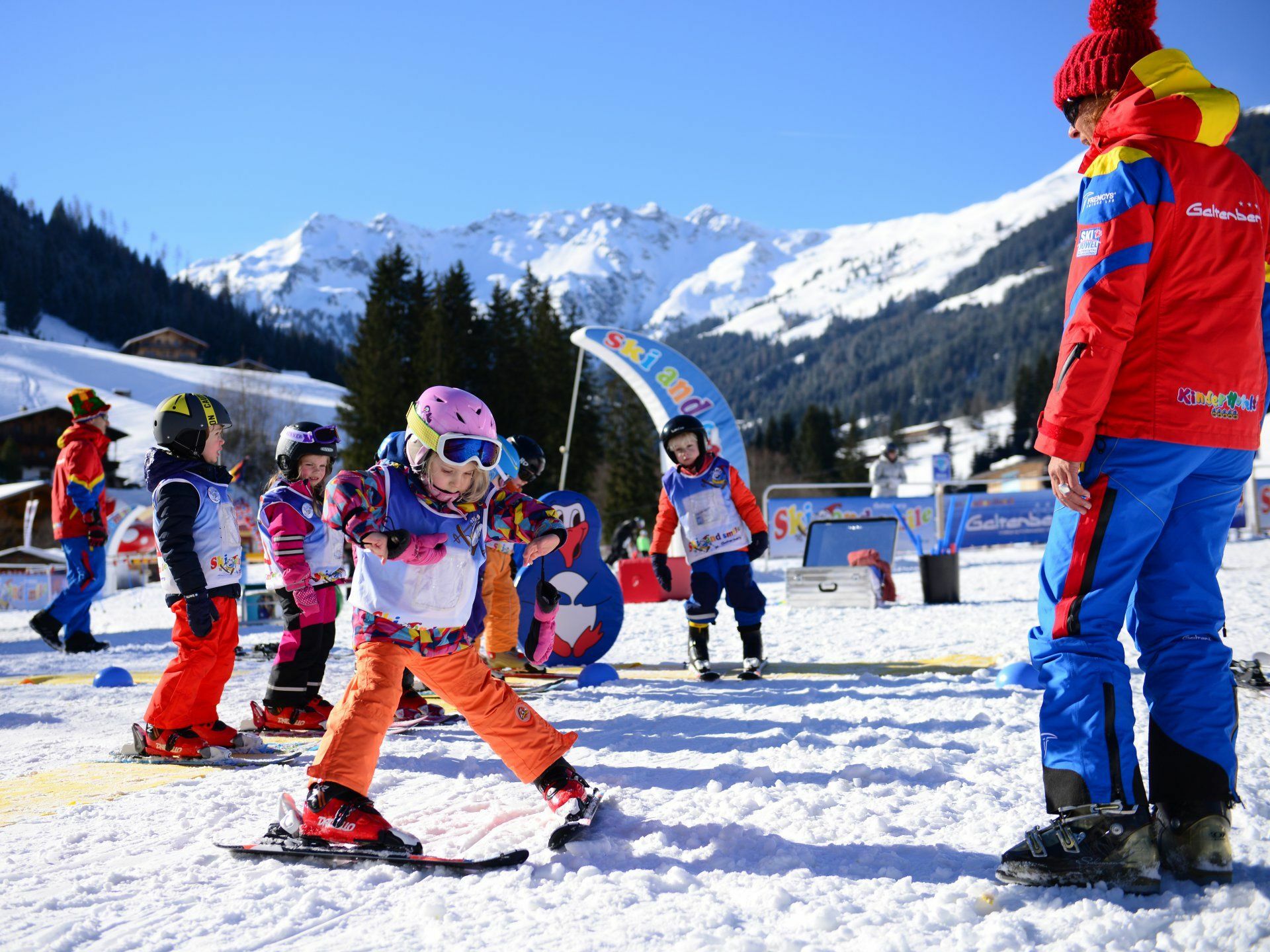 Kinder beim Skifahren im Schnee.