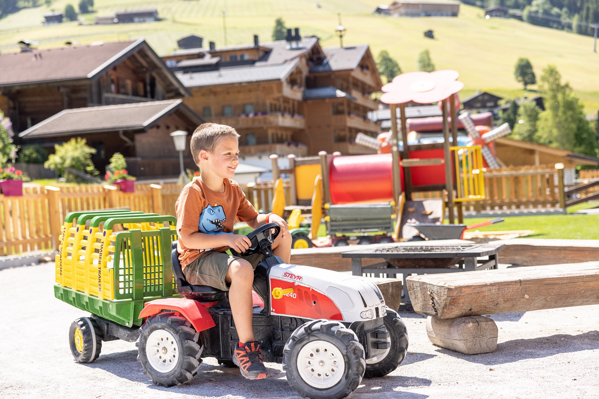 Ein kleiner Junge fährt auf einem Spielzeugtraktor.